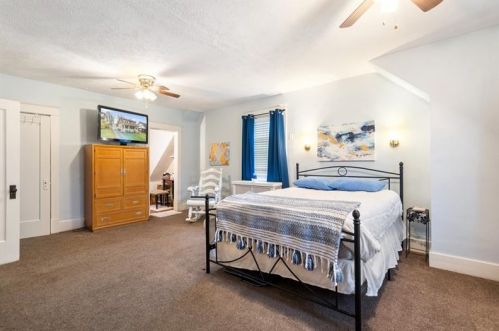 556 Perry Hwy, Pittsburgh PA 15229-2723 exterior