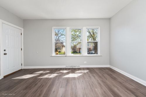 10528 Avenue, Chicago, IL 60617-6313