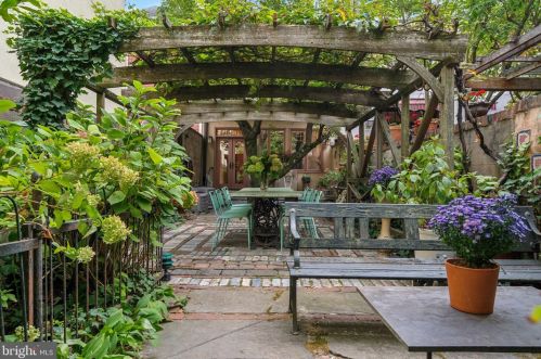 515 Delancey St, Philadelphia PA 19106-4105 exterior