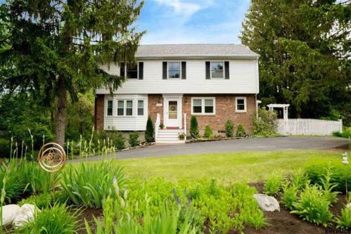 656 St Davids Ln, Schenectady, NY 12309-4925