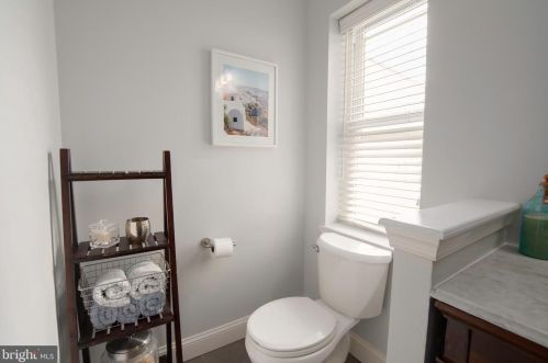 2342 Carpenter St, Philadelphia PA 19146-2418 exterior