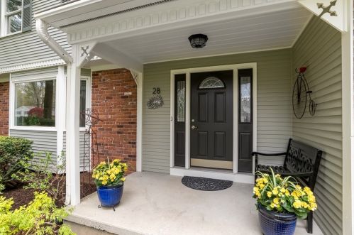 28 Canterbury Ln, Springfield, MA 01106-2814