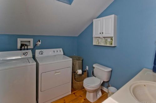 82 Mullen Rd, Enfield CT 06082-6033 exterior