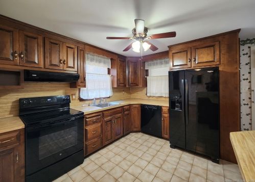 32 Kingsland Ave, Wallingford, CT 06492-3927