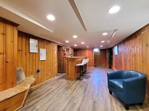 1631 Chateau Pl, Milwaukee WI 53217-6022 exterior