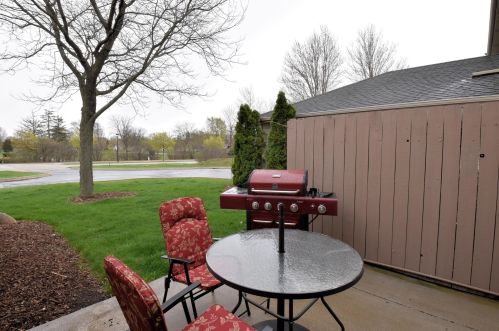 4967 Maple Leaf Cir, Milwaukee WI 53220-2780 exterior