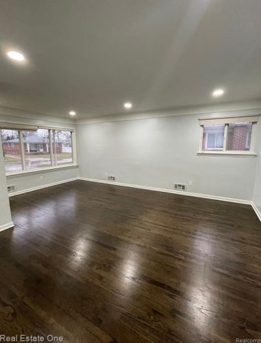 8064 Whitefield St, Dearborn Heights MI  48127-1149 exterior