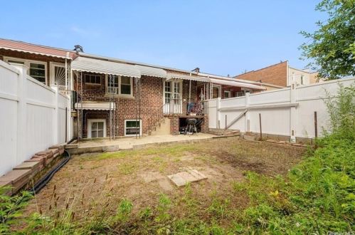 832 Swinton Ave, Bronx NY 10465-1920 exterior