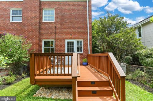 18 Masonic Vw Ave, Alexandria VA 22301-2204 exterior