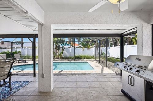 559 107 Ave, Naples FL 34108-1854 exterior