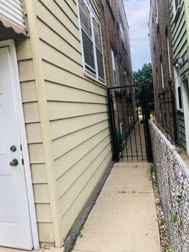4107 Barry Ave, Chicago IL 60641-5034 exterior