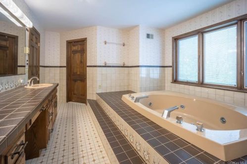 6 Chestnut Rdg Rd, Poughkeepsie NY 12603-6503 exterior