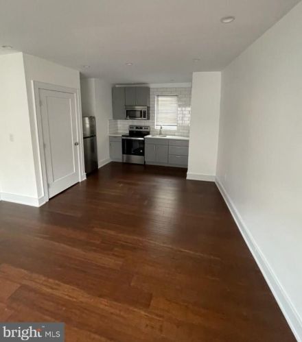 204 Brown St, Philadelphia PA  19123-2211 exterior