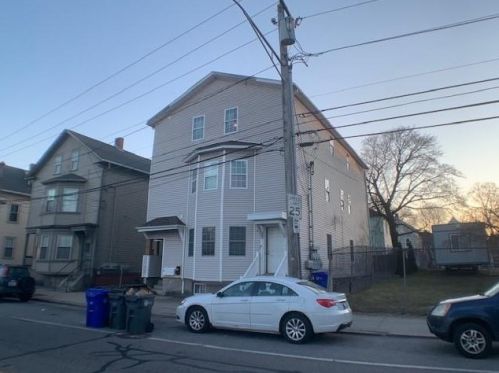 74 Bridgham St, Providence, RI 02907-2332