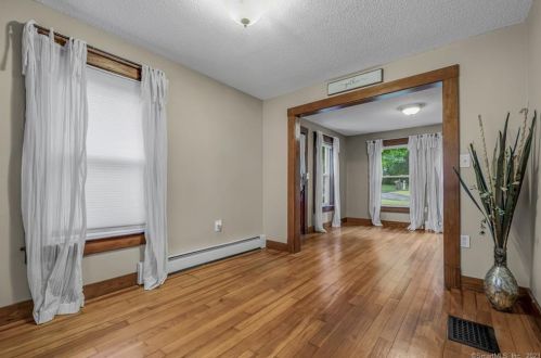 5 Bailey Rd, Enfield CT 06082-4818 exterior