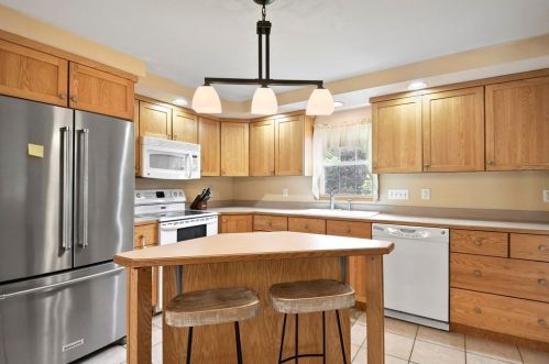 35 Ivernia Rd, Worcester MA 01606-1423 exterior