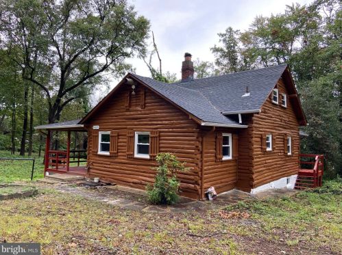 5825 Biscayne Dr, Alexandria VA  22303-1925 exterior