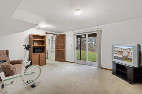 509 Newport Dr, Pittsburgh PA  15235-3228 exterior