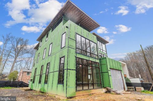 2717 Tennyson St, Washington, DC 20015-2225