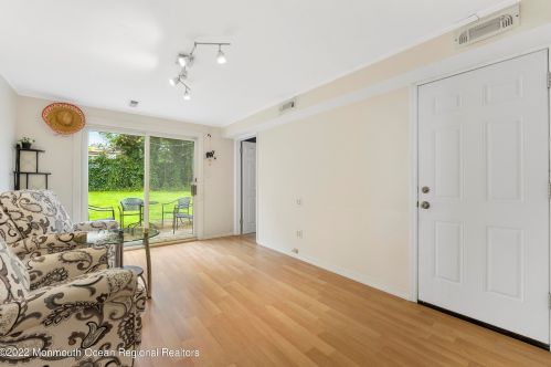 28 Sheppard Pl, Edison NJ 08817-3132 exterior