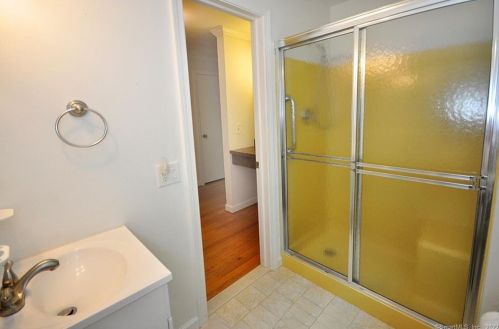 51 Lincoln Way, Windsor CT 06095-3545 exterior