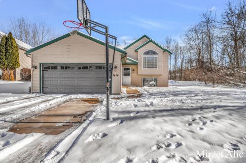 3474 Queenston Dr, Grand Rapids, MI 49512-8211