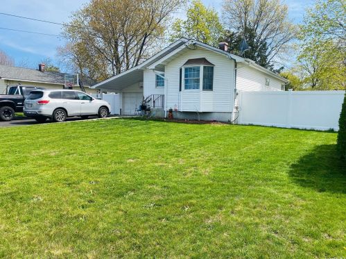 32 Elm St, Central Islip NY  11722-4145 exterior