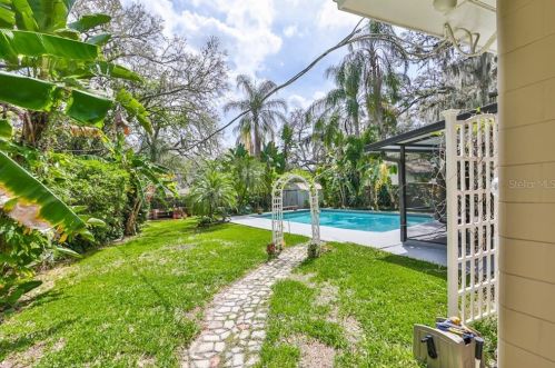 407 Bon Aire Ave, Tampa FL 33617-6322 exterior