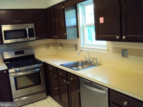 3010 Gladwyn Ave, Camden NJ 08109-3412 exterior