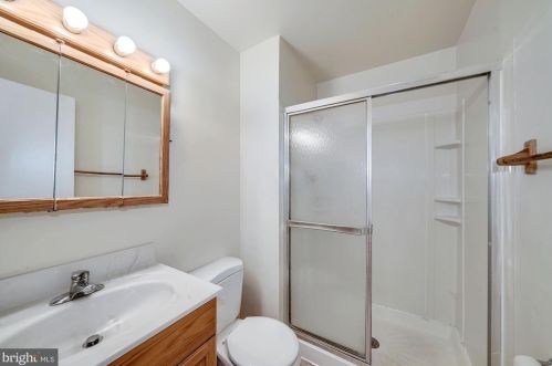 5537 Burnside Dr, Rockville MD 20853-2457 exterior