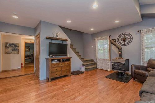 1370 Walnut Ave, Bohemia NY 11716-2110 exterior