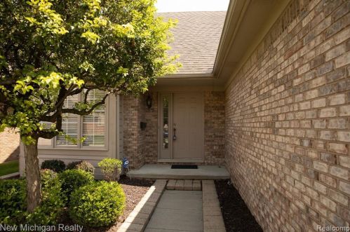 52710 Covecreek Dr, Macomb Township, MI 48042-2954