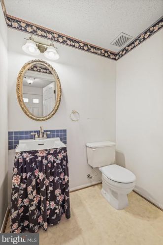 6808 Heatherway Ct, Alexandria VA  22315-3938 exterior