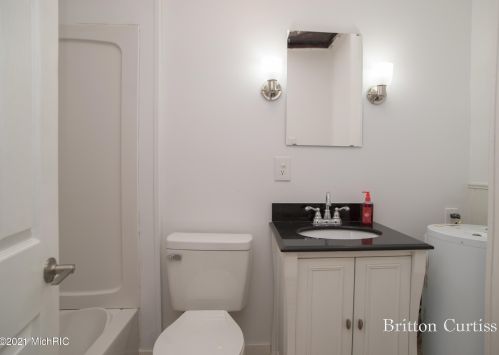 143 Irving Rd, Middlevle MI 49333-8377 exterior