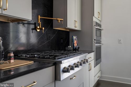 654 13 St, Philadelphia PA 19123-2427 exterior