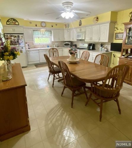 188 Garfield Pl, Paterson, NJ 07512-2548