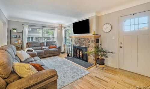 114 Clarence St, Holly, MI 48442-1414