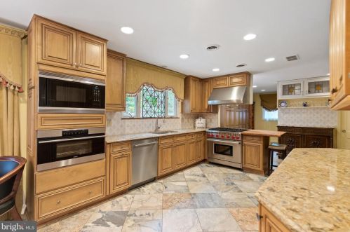 8751 Brook Rd, Mc Lean VA  22102-1507 exterior