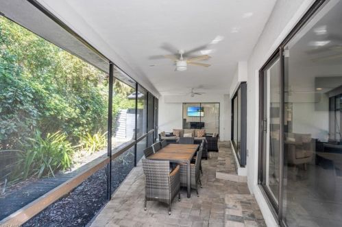 155 Old Tamiami Trl, Naples FL 34110-1170 exterior