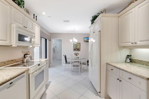 22 Hampshire Ln, Boynton Beach FL 33436-7414 exterior