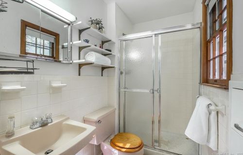 1 Hidden Lk Ct, Ridgefield CT 06877-2310 exterior