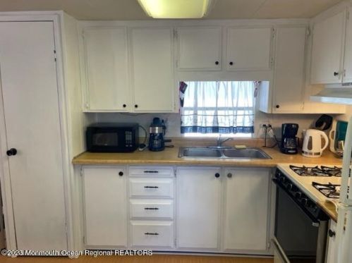 10 Helen Ave, Jackson Twp NJ 08527-3110 exterior