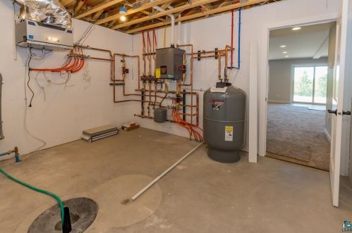 3428 Medin Rd, Duluth MN 55804-2673 exterior