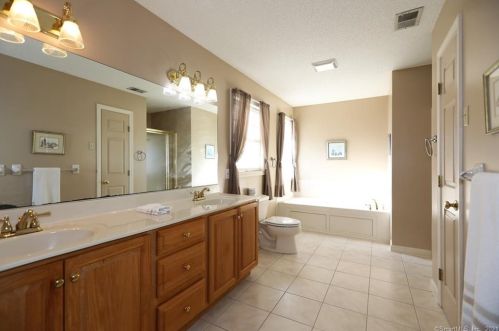 60 Berrios Hl Rd, Windsor CT 06095-1000 exterior