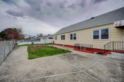 114 Pacific St, Edison NJ 08817-4464 exterior