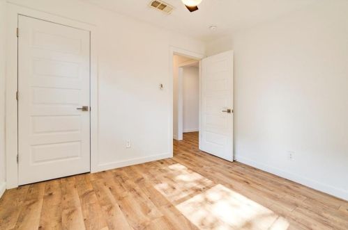 5315 Downs Dr, Austin TX 78721-2205 exterior