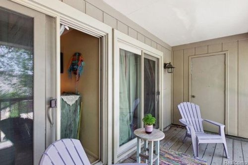 1201 Oakwood Ct, Rochester MI 48307-2539 exterior