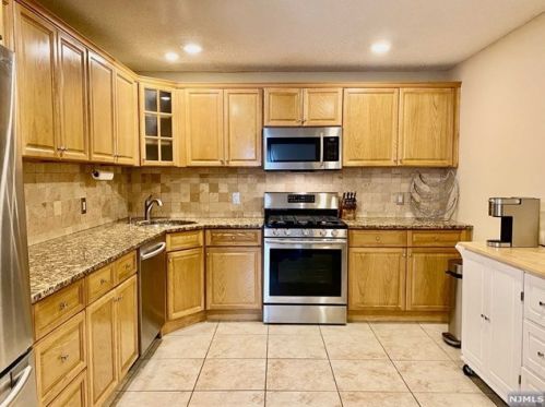 682 Plum Ter, Mahwah NJ  07430-3446 exterior