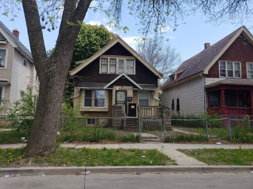 2422 45th St, Milwaukee, WI 53210-2912