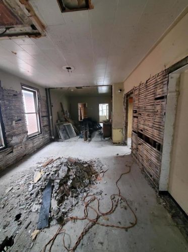 8917 Escanaba Ave, Chicago IL 60617-3136 exterior